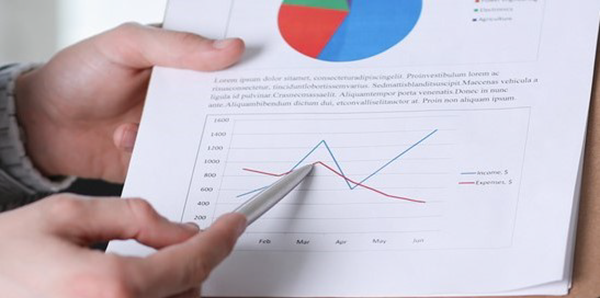 Berater erklärt den Erfolg anhand eines Diagramms